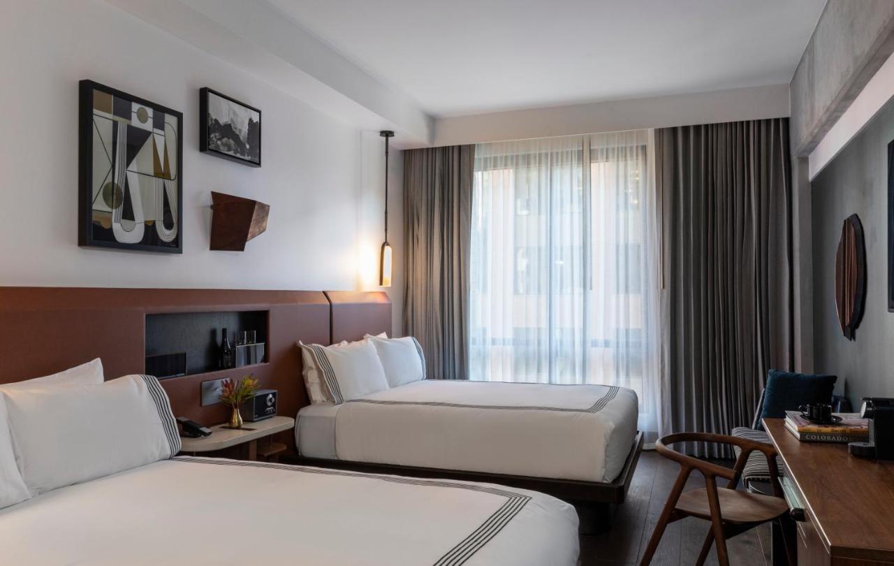 Zimmer mit 2 Queensize-Betten und Stadtblick