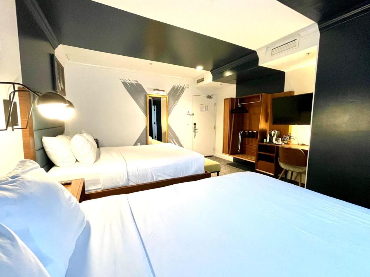 Deluxe Queen Zimmer mit zwei Queensize-Betten und Stadtblick
