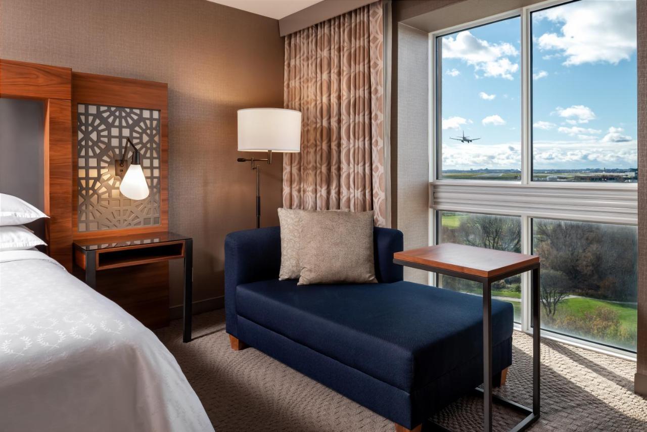 Geräumigeres Zimmer mit Kingsize-Bett und Blick auf den Golf – obere Etage