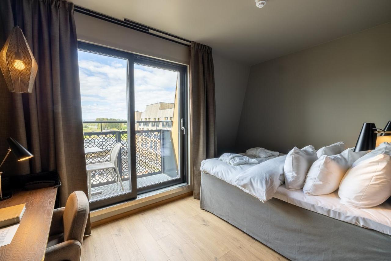 Zimmer mit Queensize-Bett und Balkon