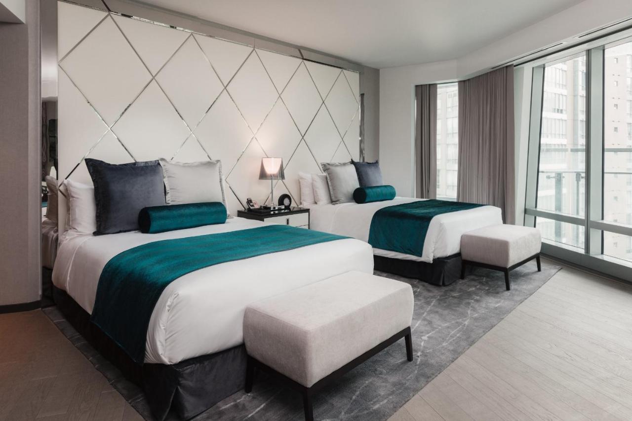 Zimmer Paradox mit 2 Queensize-Betten und Balkon
