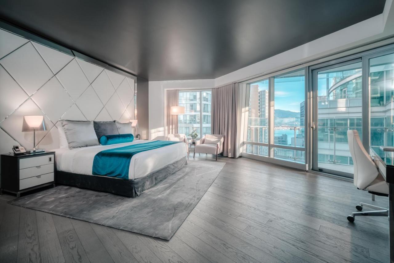 Zimmer Paradox mit Kingsize-Bett und Balkon