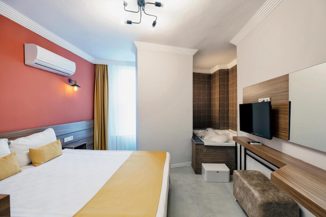 Doppelzimmer mit Whirlpool-Badewanne