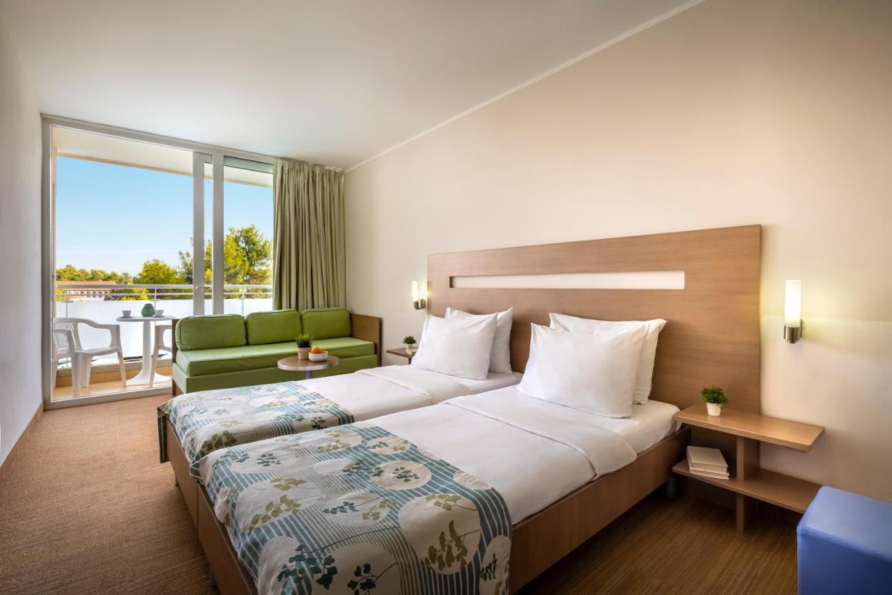 Zweibettzimmer mit Balkon und Blick auf den Innenhof (2 Erwachsene + 2 Kinder)