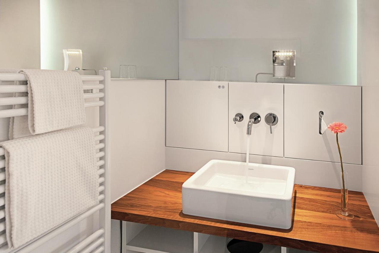 Comfort Zimmer mit Queensize-Bett – Innenhof und Dusche