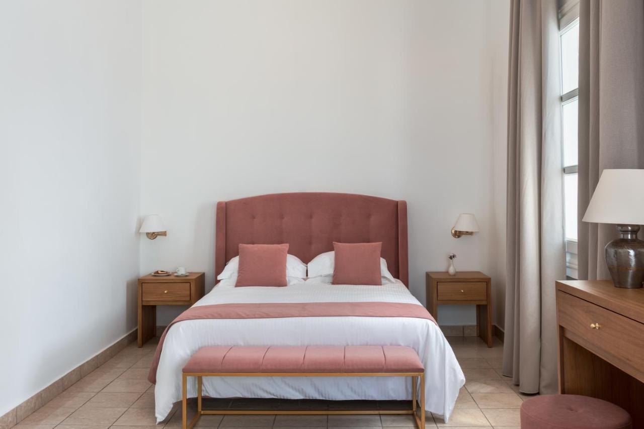 Classic Doppel oder Zweibett mit Balkon und seitlichem Blick auf die Caldera