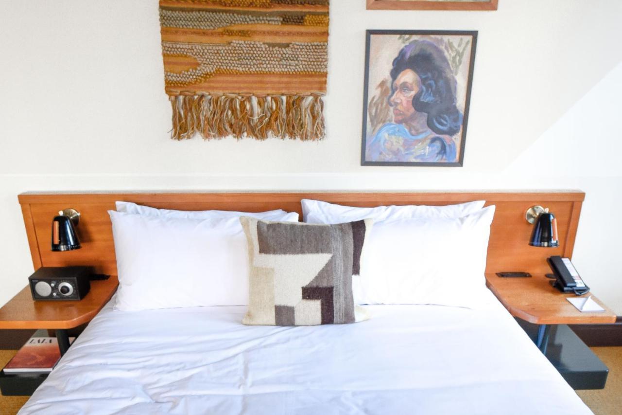 Premium Unterkunft mit Kingsize-Bett und Blick auf die Skyline