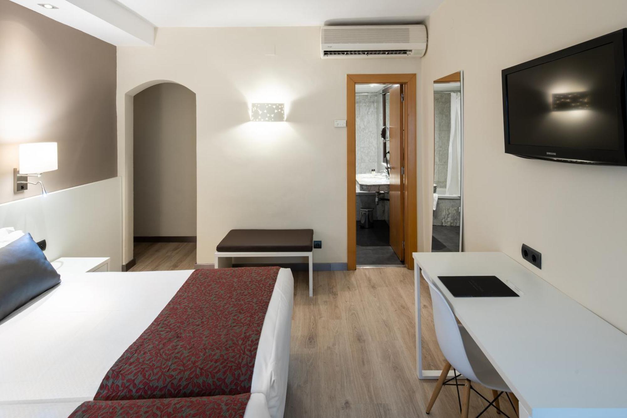 Doppel-/Zweibettzimmer mit Balkon