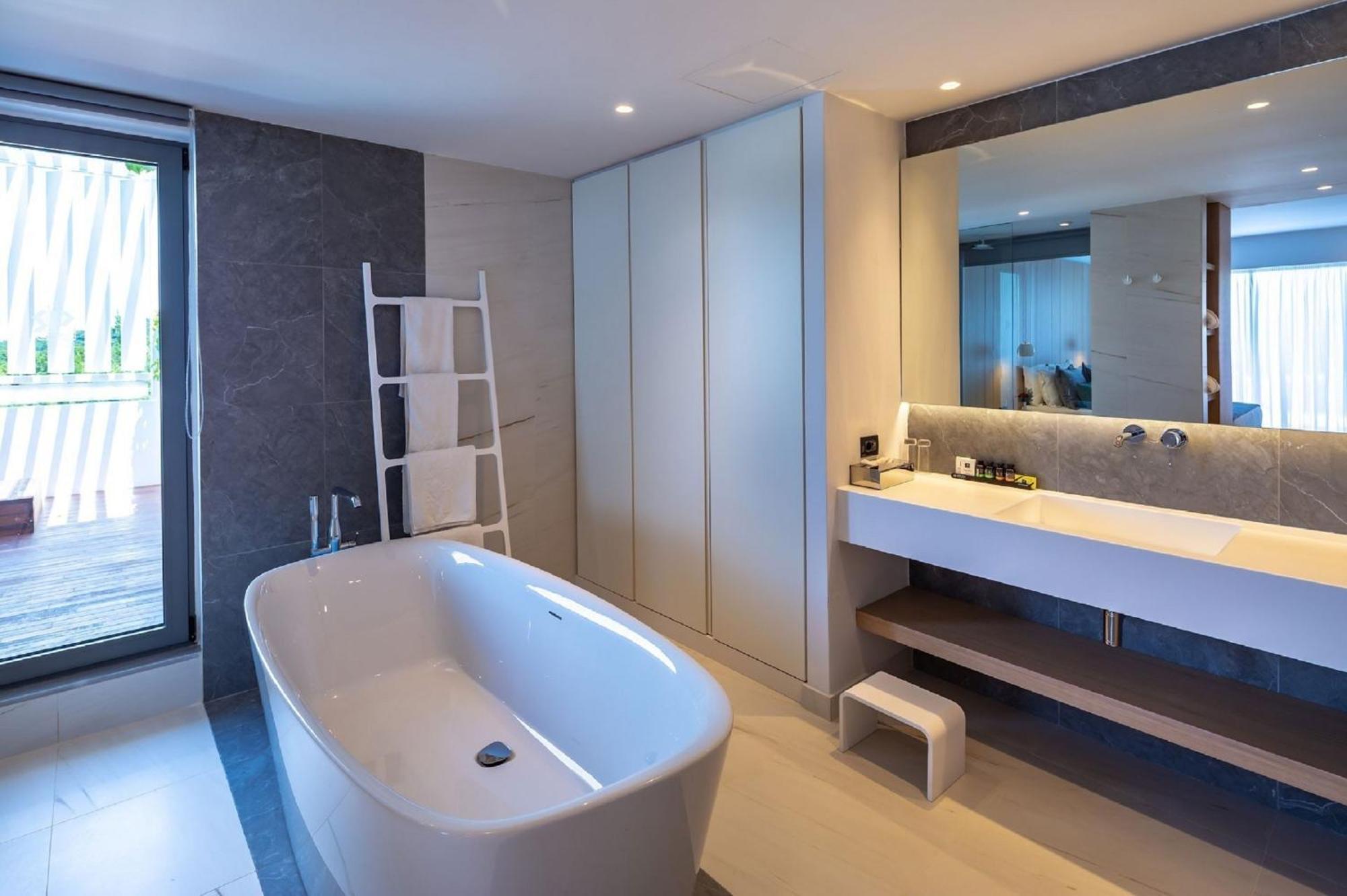 Suite mit Doppelbett, Außenwhirlpool und Panoramablick auf das Meer