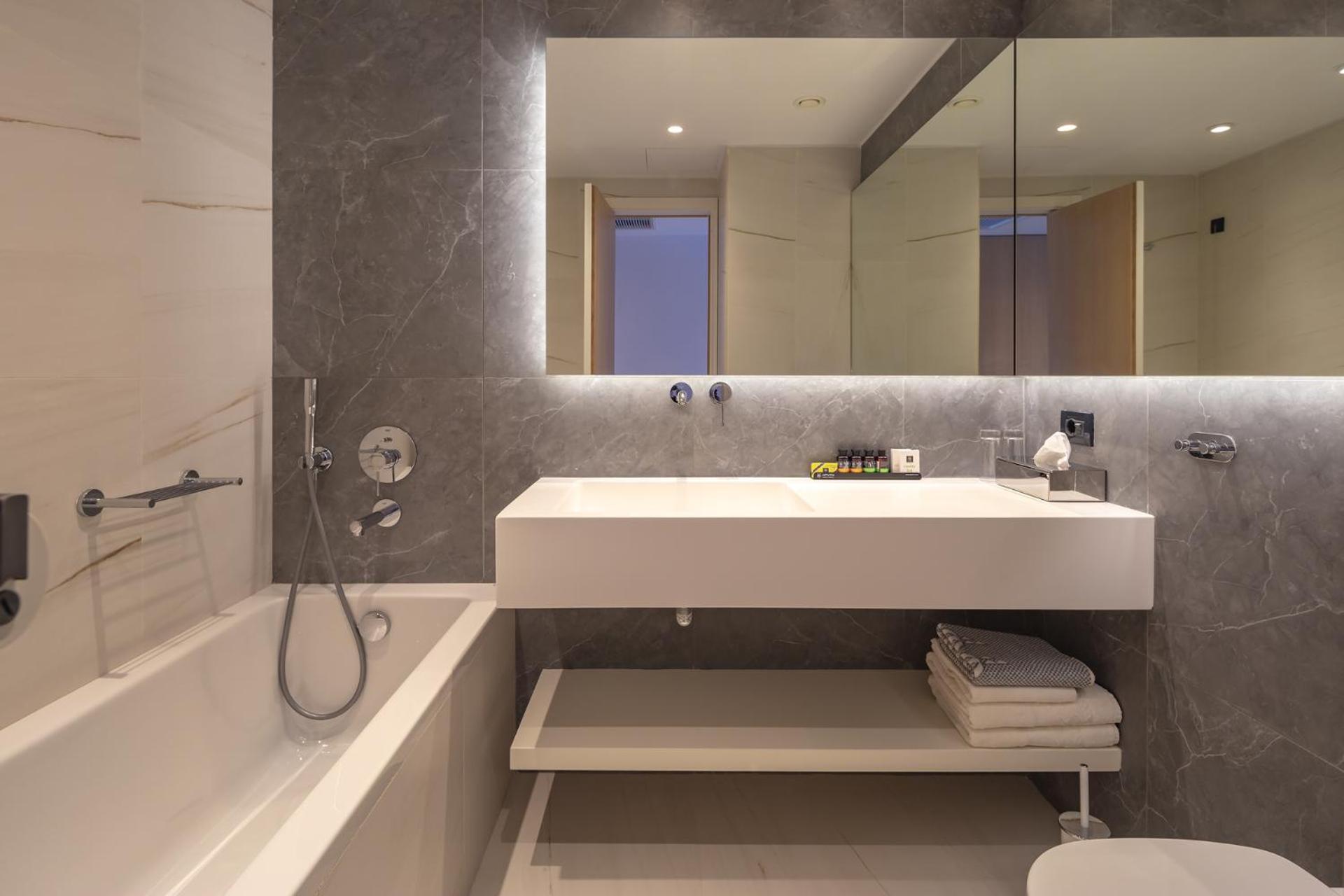 Suite mit einem Whirlpool im Freien und Panoramablick auf das Meer