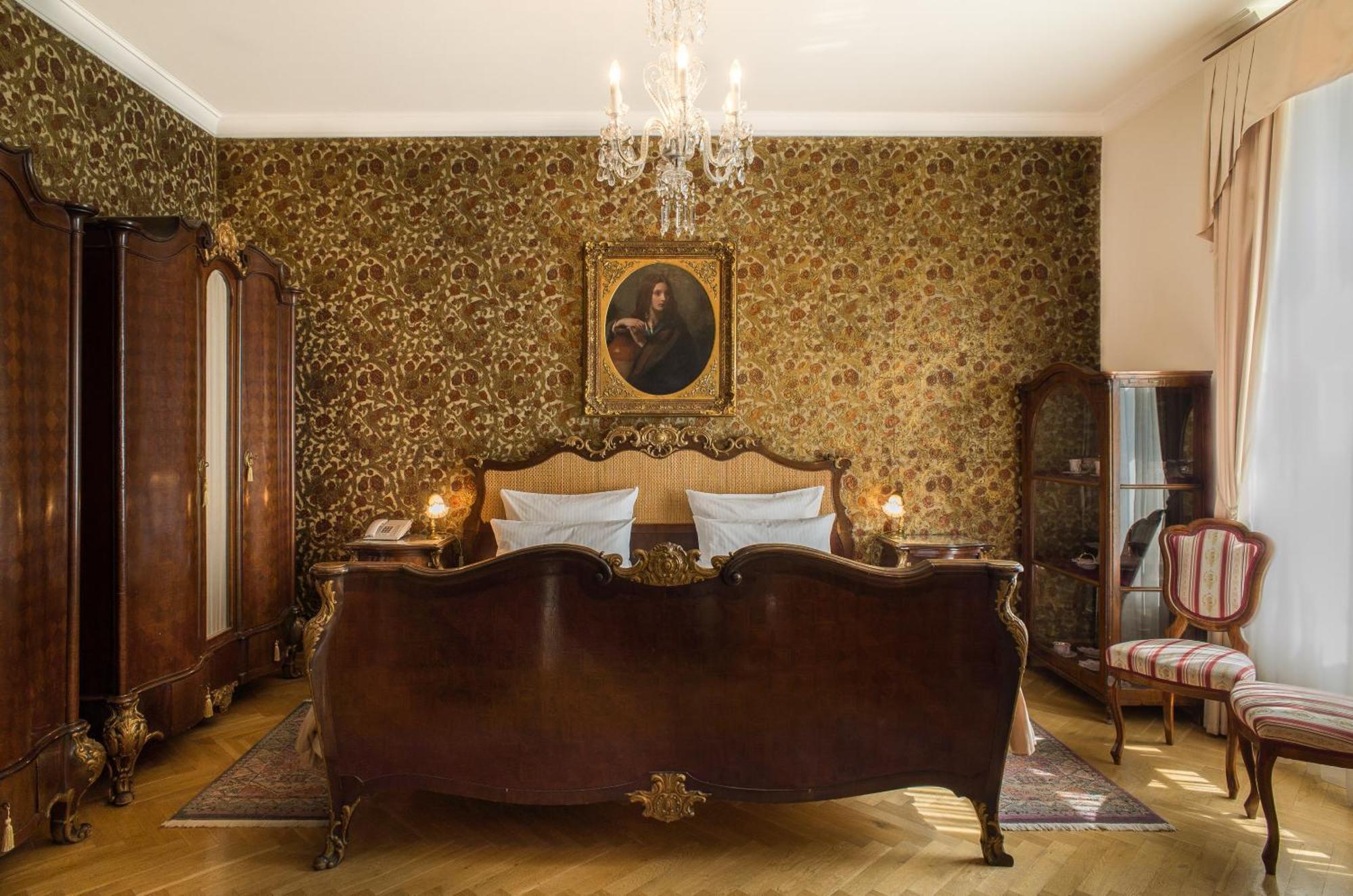 Suite Historical