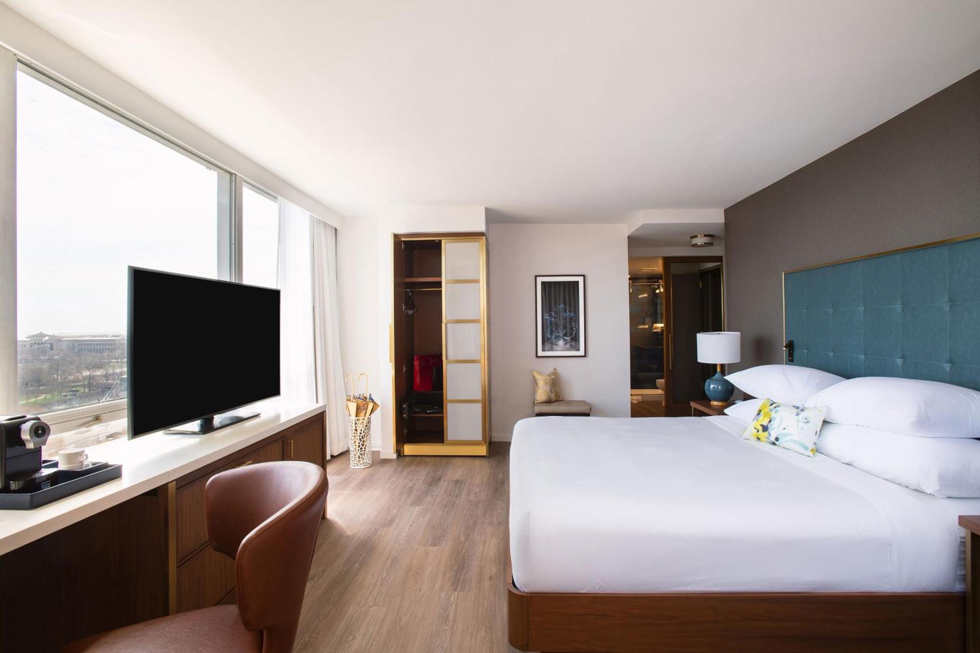 Superior Zimmer mit Kingsize-Bett und Stadtblick
