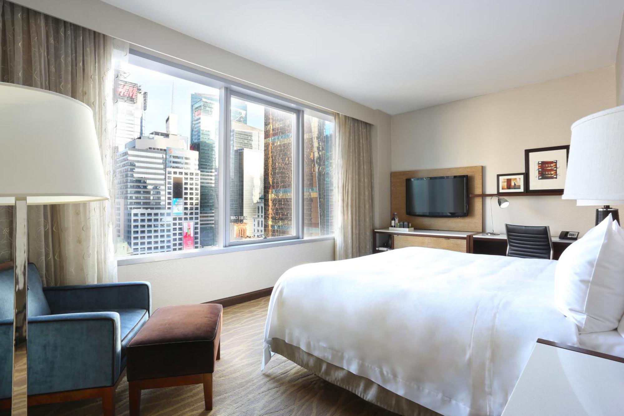 Premium Zimmer mit Kingsize-Bett und Blick auf die Skyline