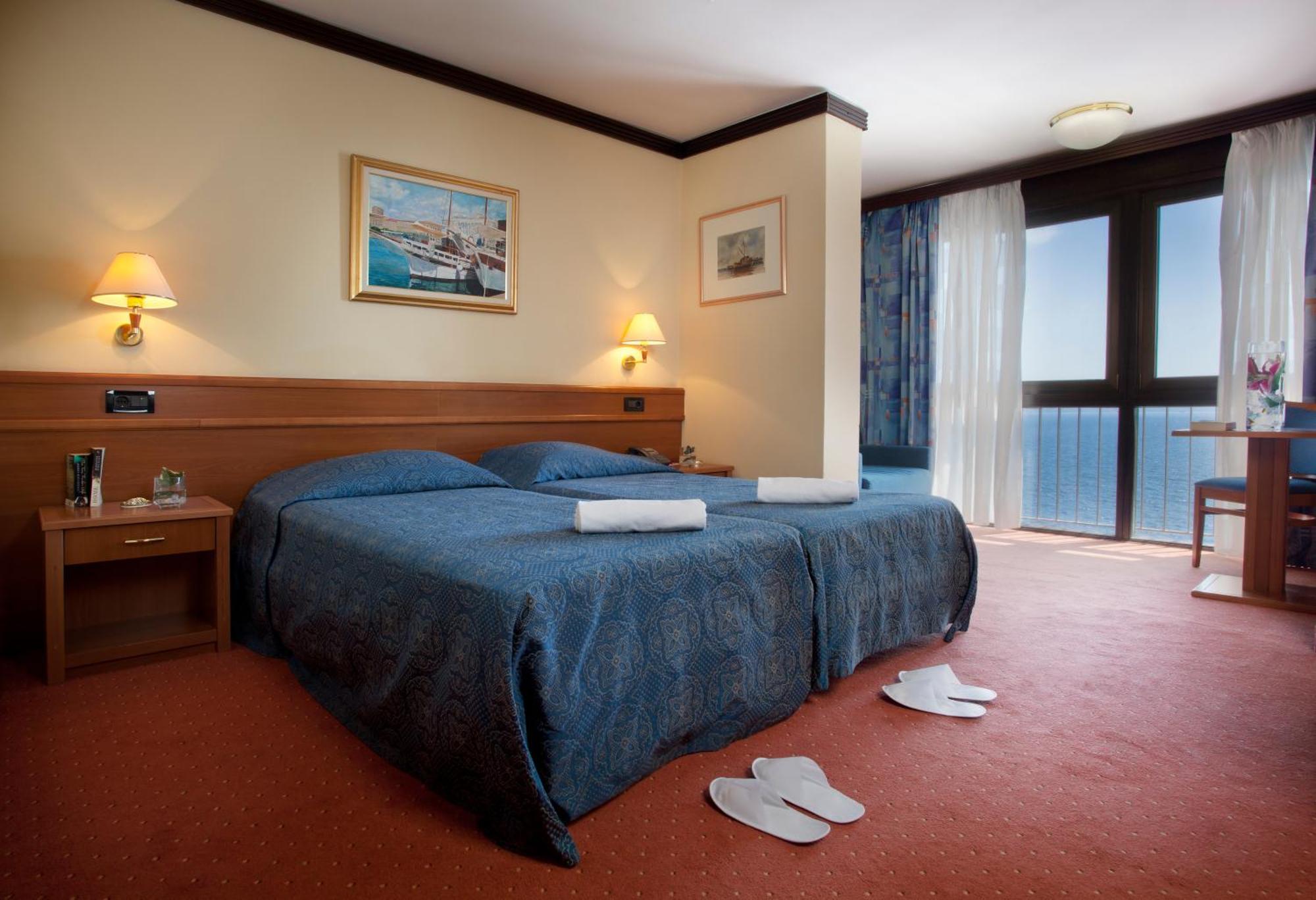 Doppelzimmer mit Meerblick und Sofa