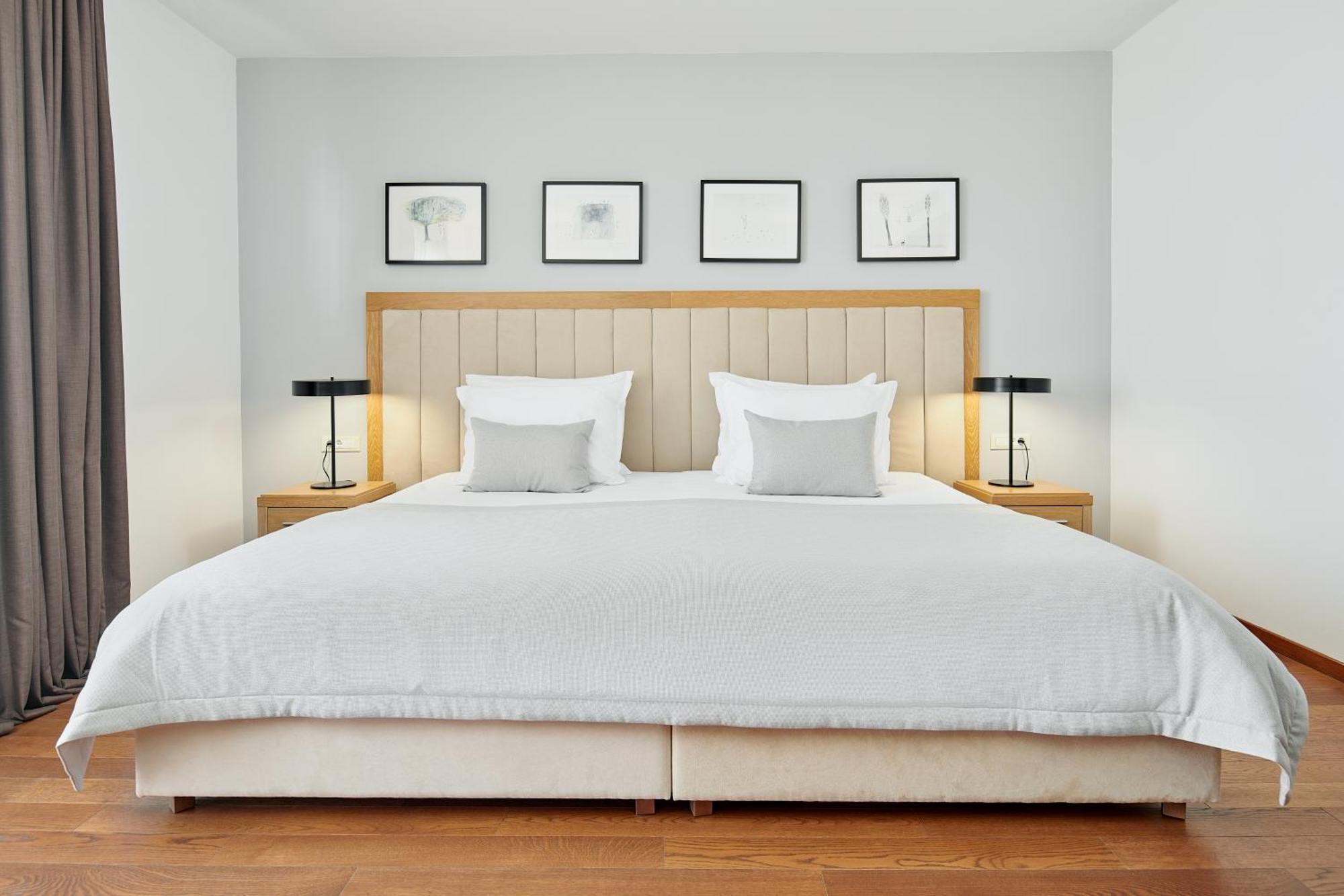 Classic Doppel- oder Zweibettzimmer mit Balkon und Stadtblick
