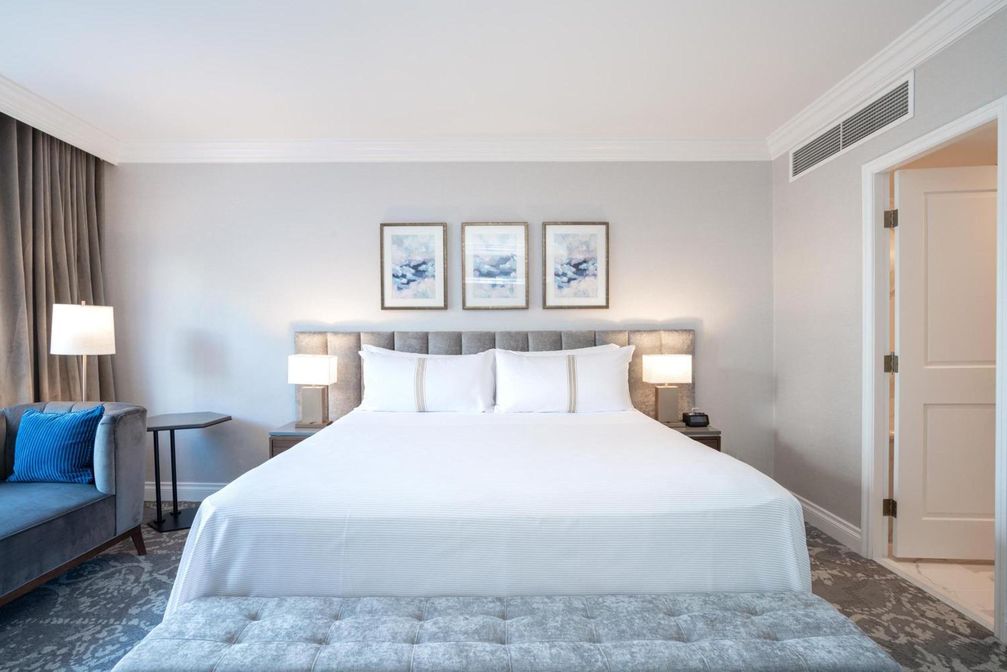 Grand Suite mit 1 Kingsize-Bett, Schlafsofa und Wet Bar