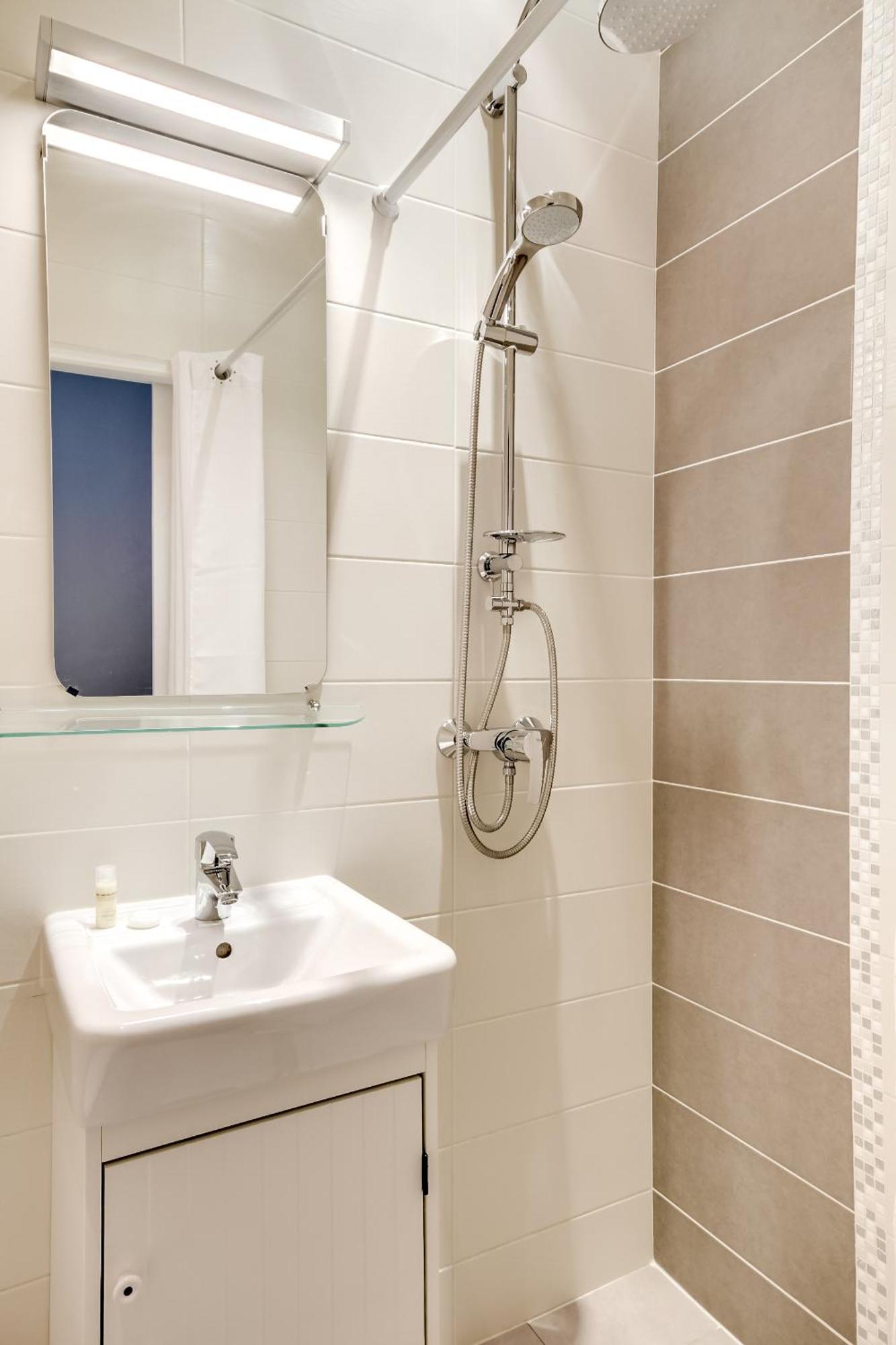 Einzelzimmer mit Dusche und Klimaanlage