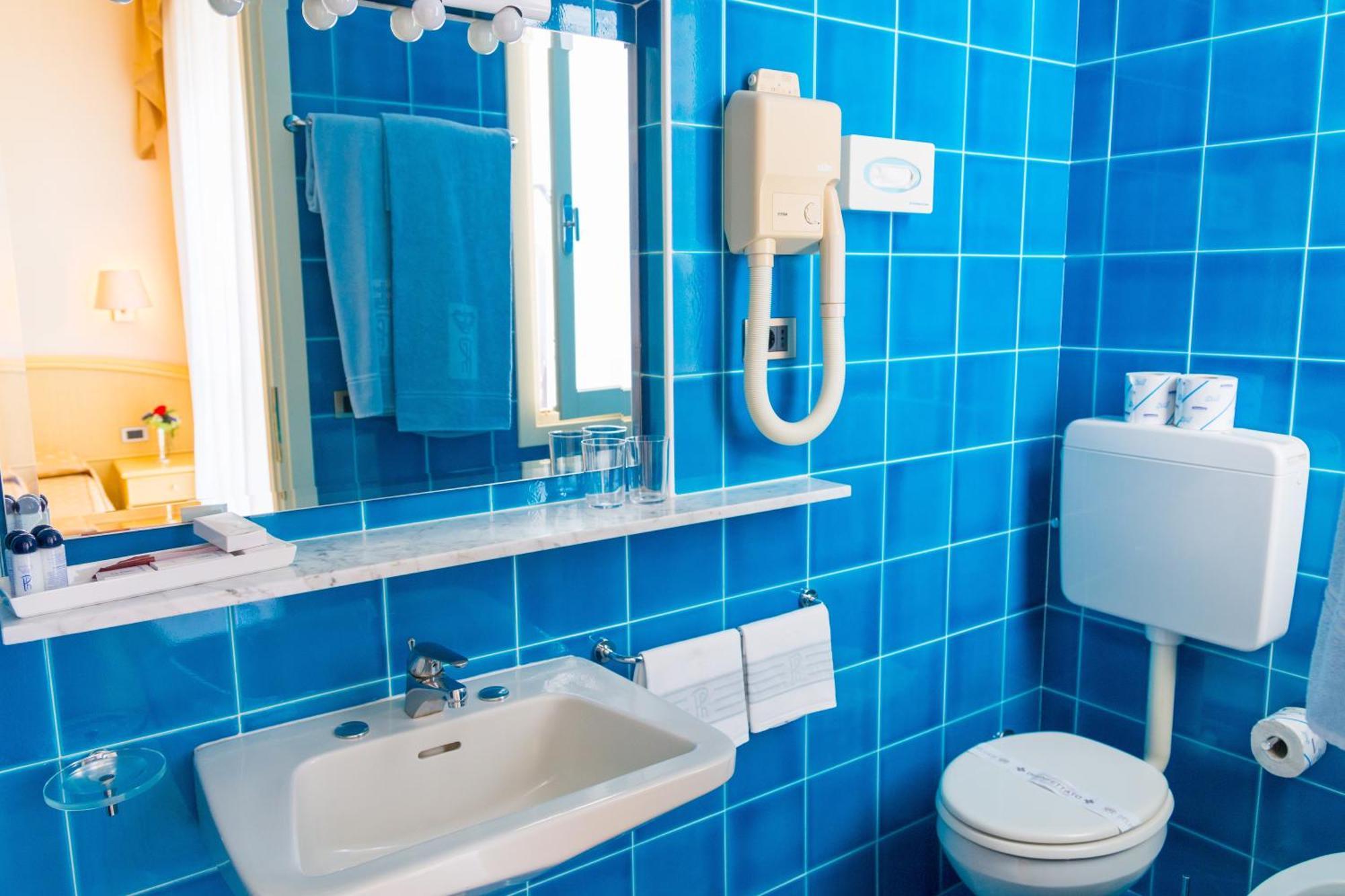 Zwei Doppelzimmer mit Verbindungstür und teilweise Meerblick