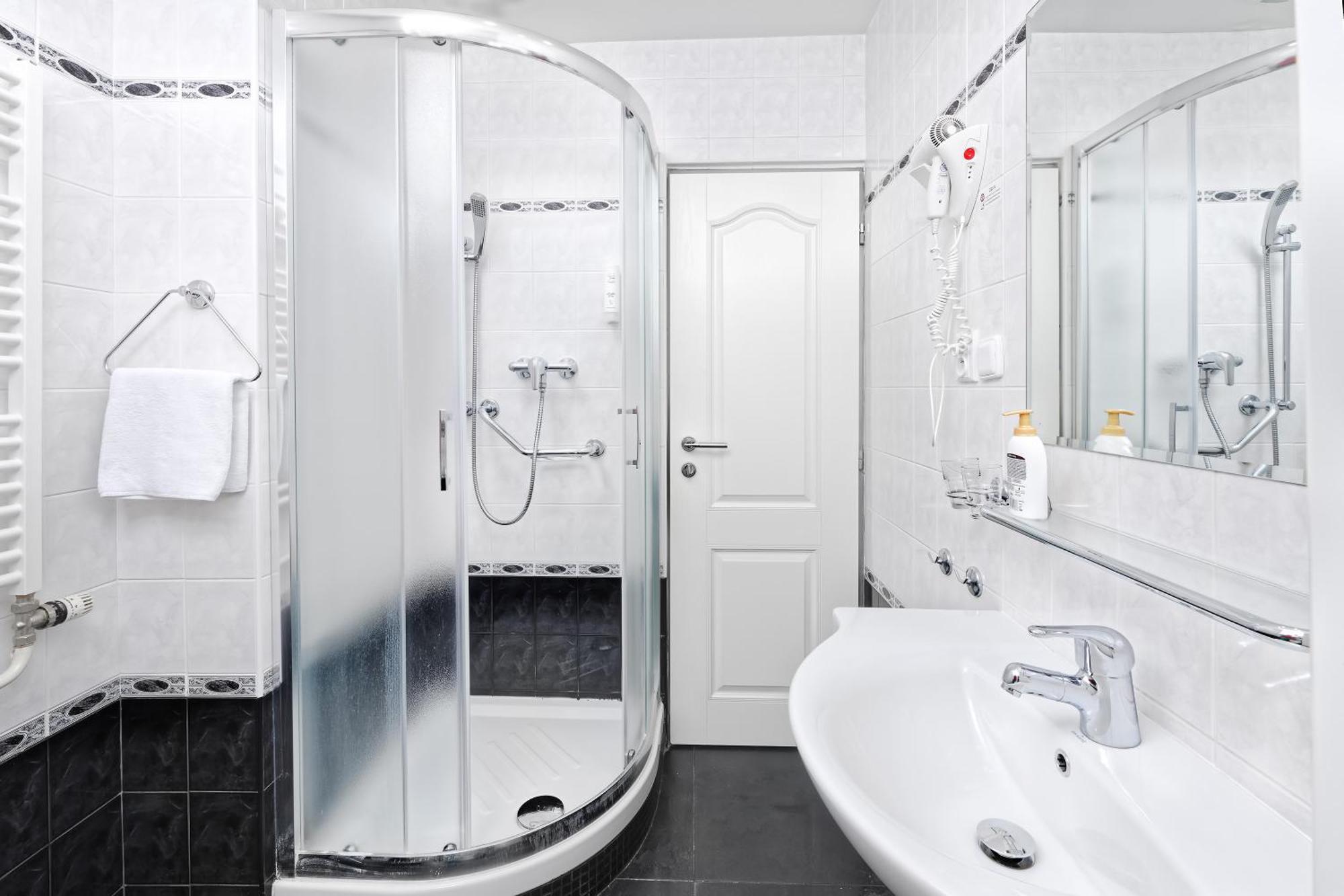 Dreibettzimmer mit Zugang zum Pool