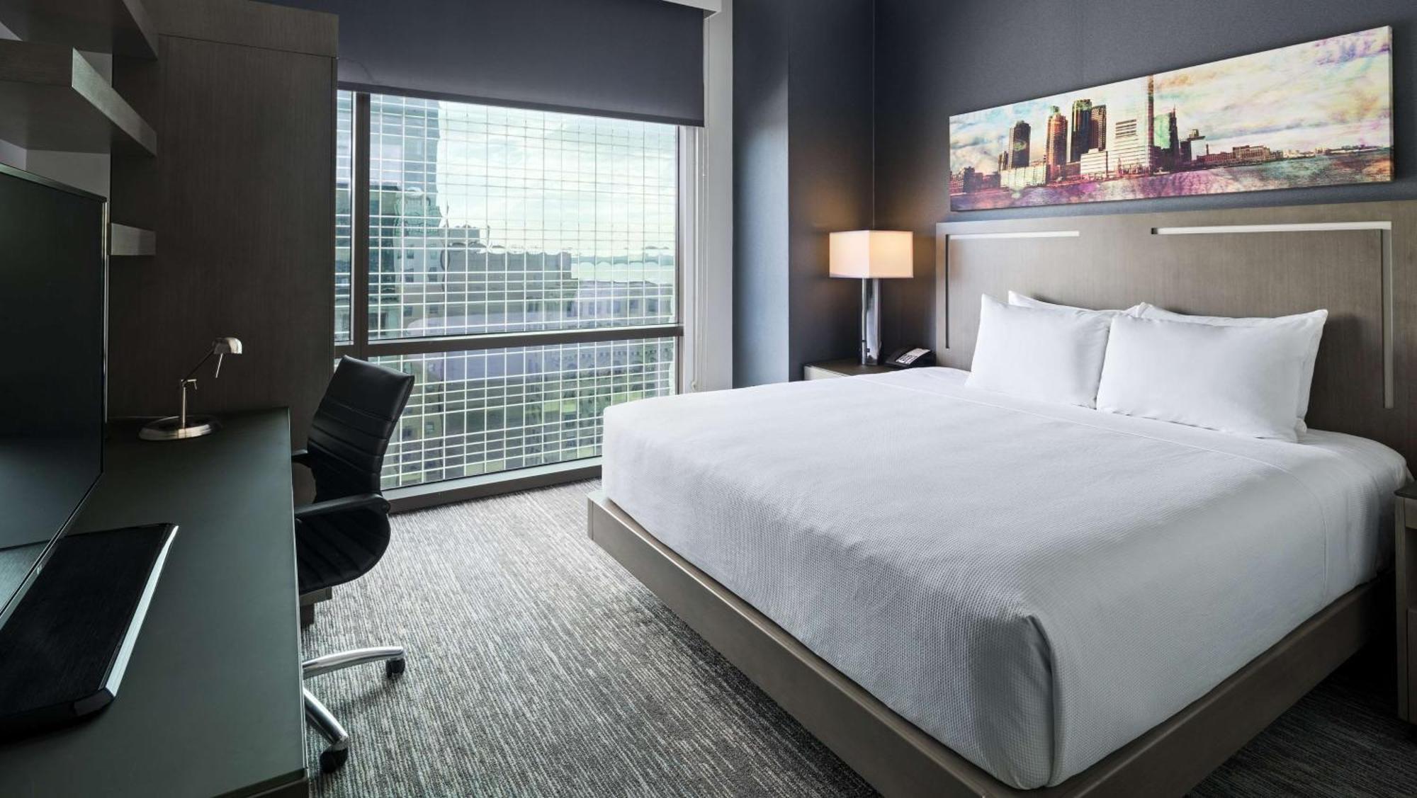 Zimmer mit Kingsize-Bett und Stadtblick