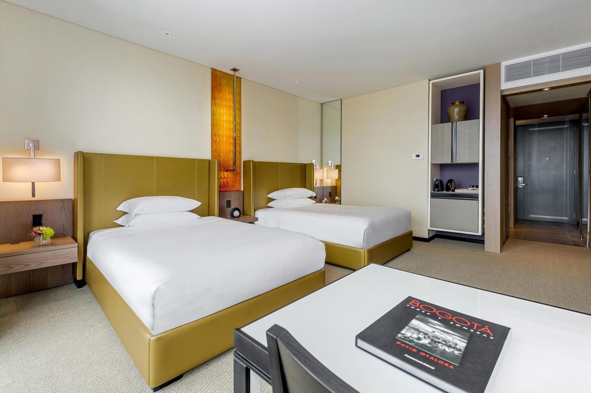 Doppelzimmer mit 2 Doppelbetten und barrierefreier Dusche - rollstuhlgerecht