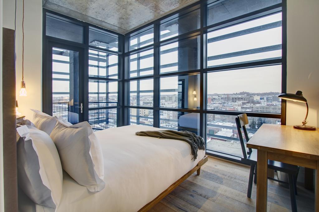Zimmer mit Kingsize-Bett oder Queensize-Bett mit Balkon.