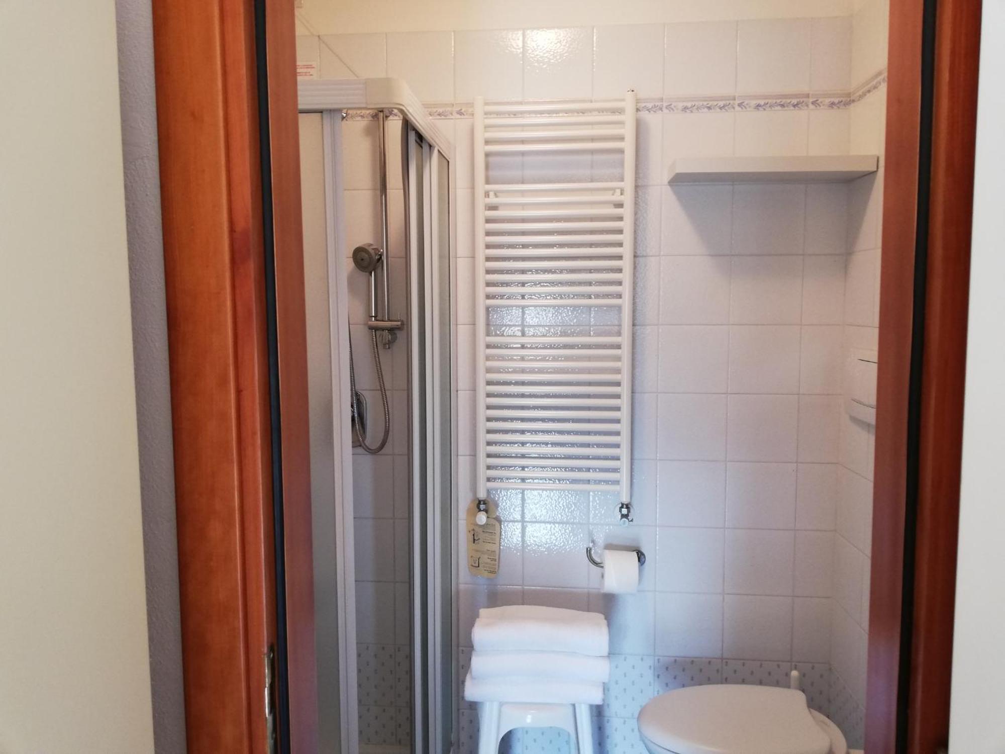 Doppel-/Zweibettzimmer mit Balkon