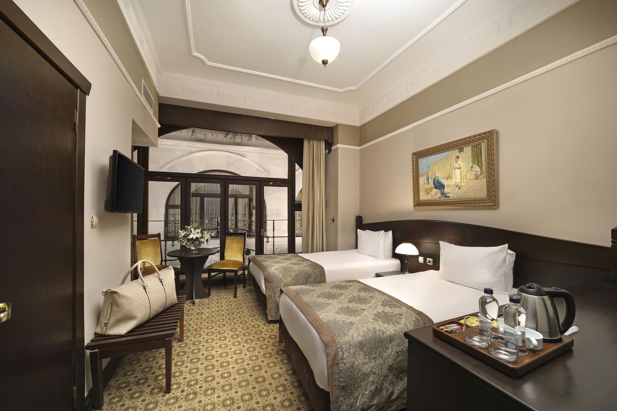Gästezimmer mit Kingsize-Bett oder 2 Einzelbetten und Blick auf das Atrium