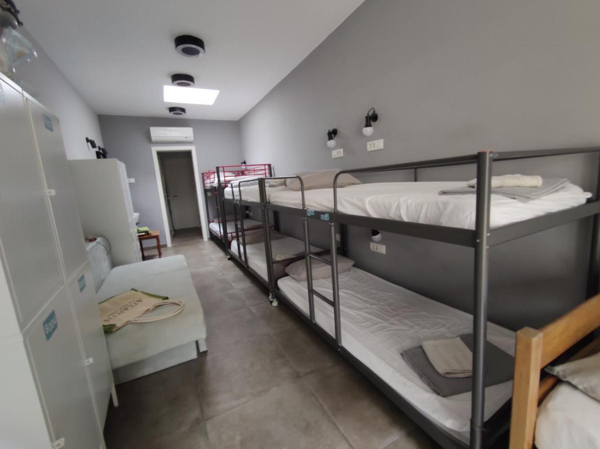 Einzelbett im Schlafsaal