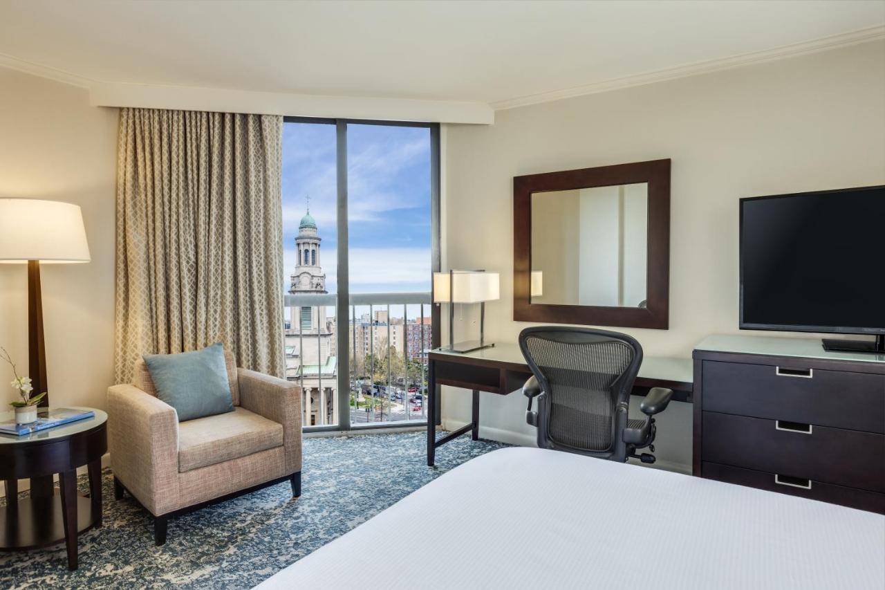 Zimmer mit 1 Kingsize-Bett und Stadtblick