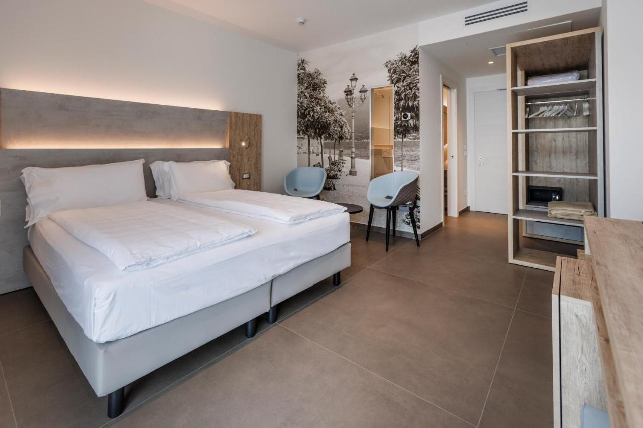 Zimmer mit Kingsize-Bett und Seeblick