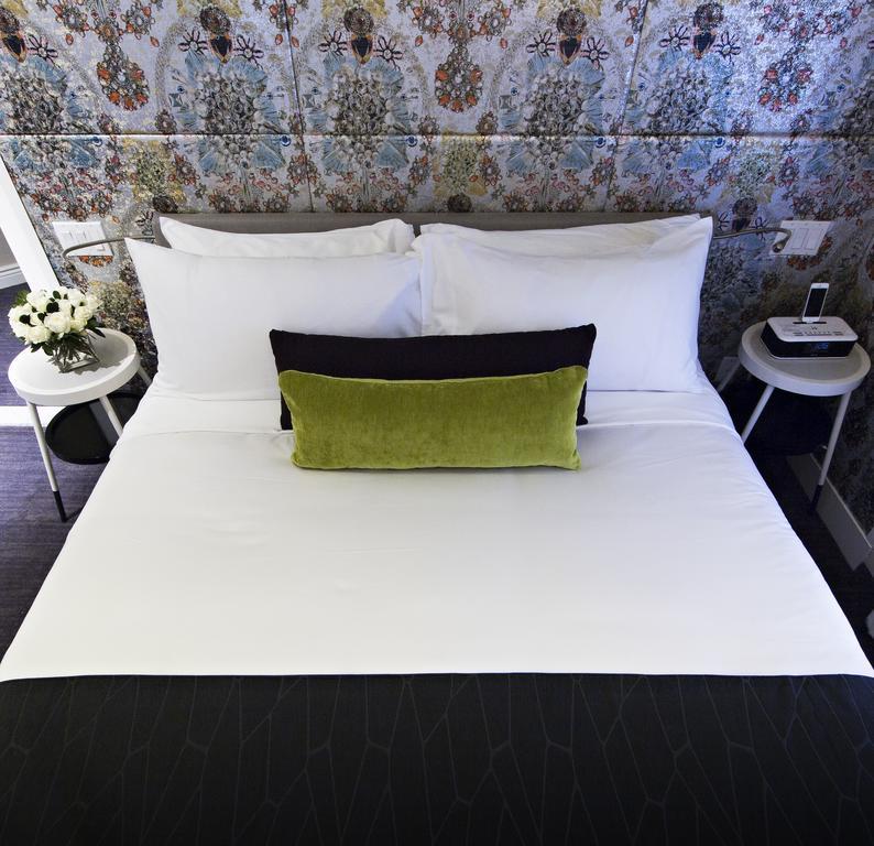 Zimmer mit Queensize-Bett und rollstuhlgerechter Dusche - barrierefrei