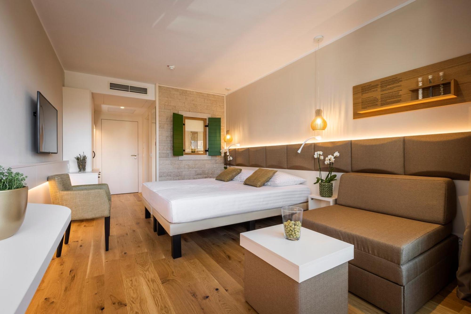 Superior Doppel- oder Zweibettzimmer mit Zustellbett, Balkon und Meerblick