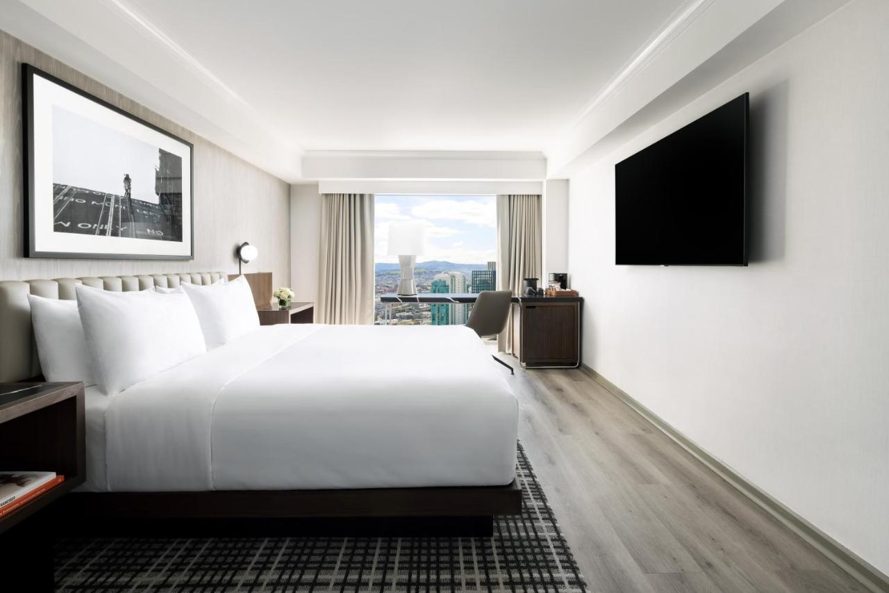 ADA Zimmer mit Kingsize-Bett und Badewanne