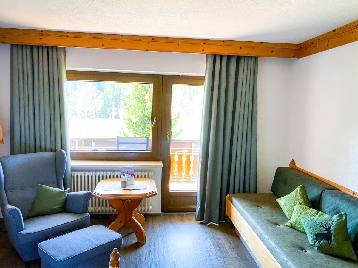 Doppelzimmer mit Badewanne und Balkon