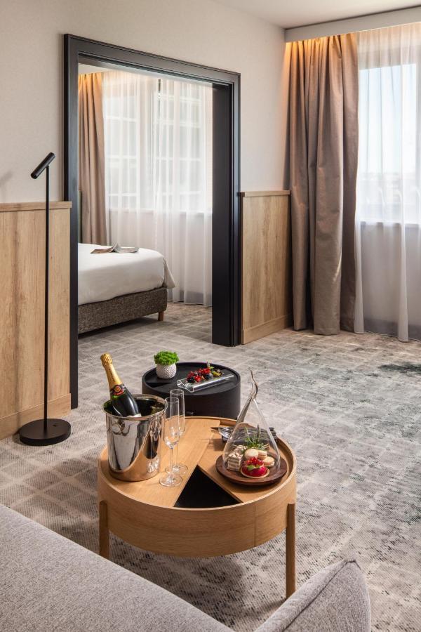 Premium Suite mit Kingsize-Bett, Wohnbereich und Zugang zur Lounge