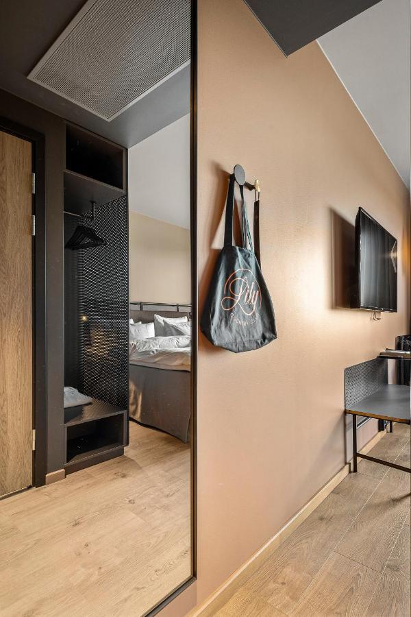 Zimmer mit Kingsize-Bett und Balkon