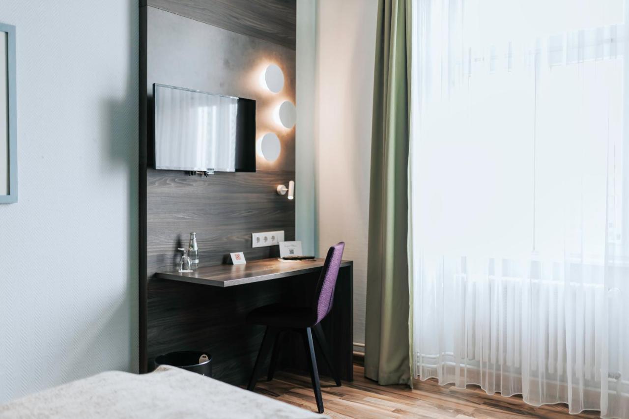 Zimmer mit Kingsize-Bett und Stadtblick