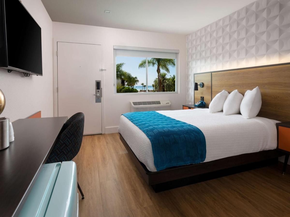 1 Queen Bed | Oceanside New 60s Retro-Style Decor