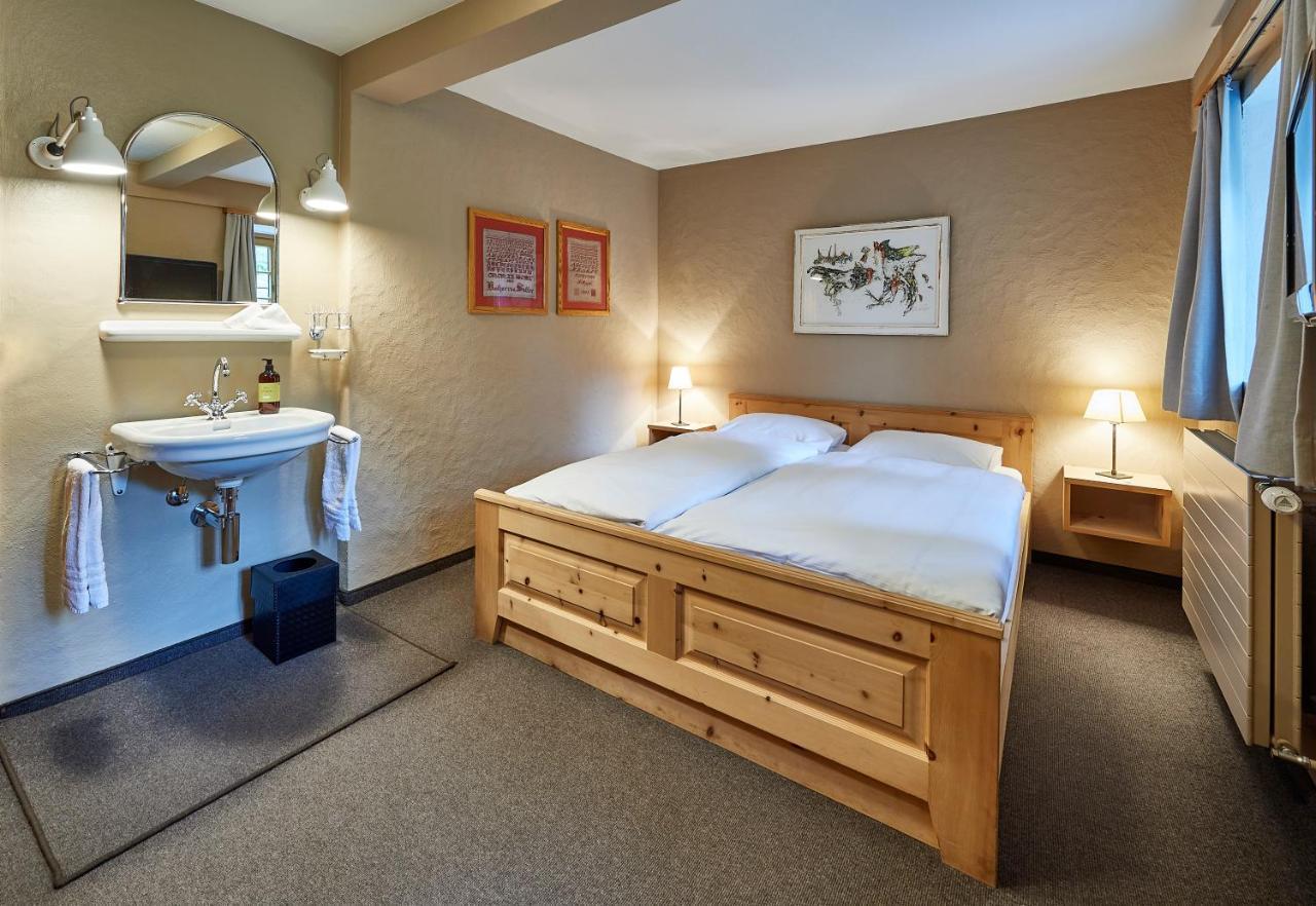 Budget Doppelzimmer mit eigenem Bad außerhalb des Zimmers