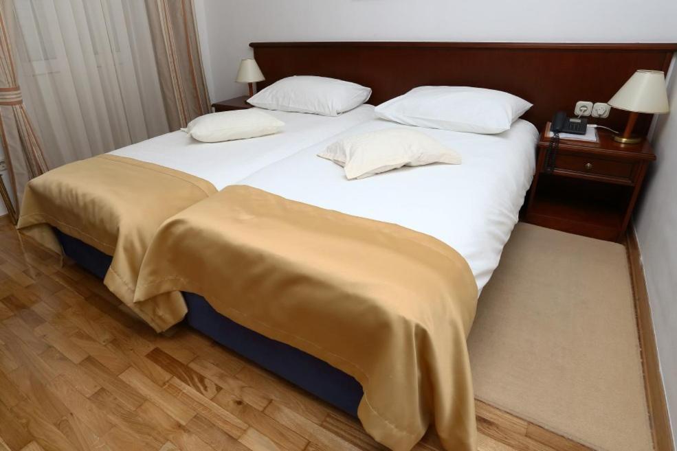 Zweibettzimmer mit Balkon