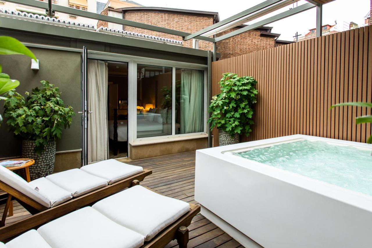 Villa mit Whirlpool-Badewanne auf der Terrasse
