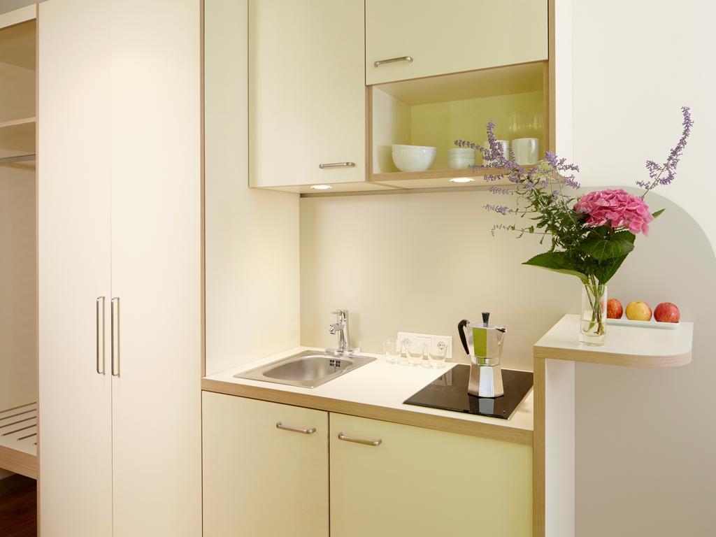 Dreibettzimmer mit Küchenzeile
