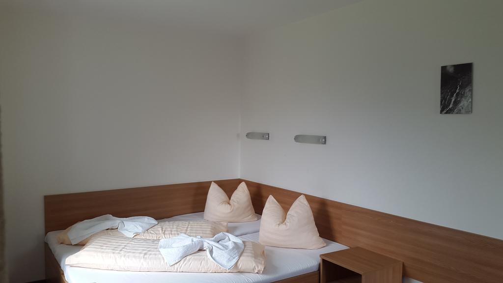 Doppel- oder Zweibettzimmer