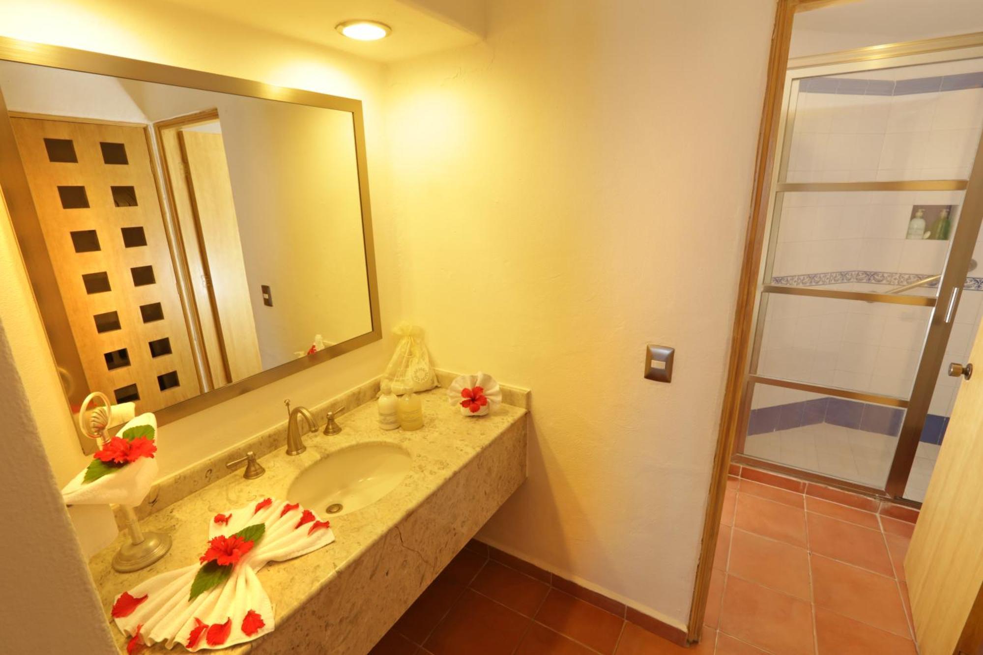 Suite mit Queensize-Doppelbett und Poolblick