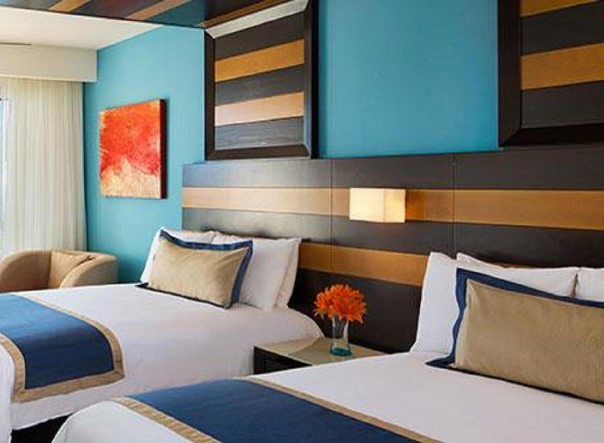 Preferred Club Junior Suite mit 2 Doppelbetten und direktem Poolzugang