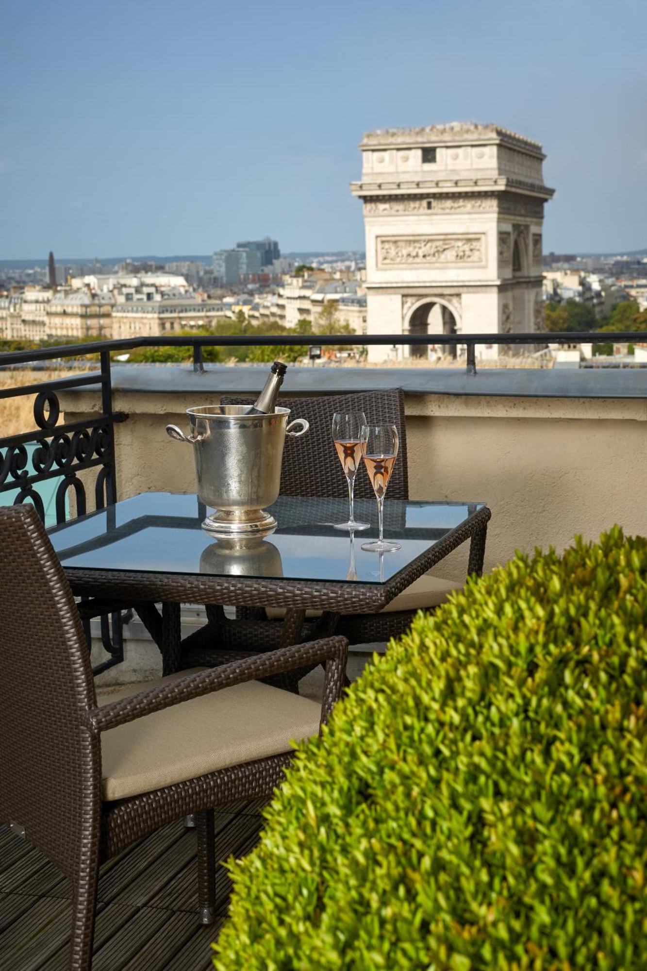 Pariser Suite mit Terrasse und Blick auf den Eiffelturm und den Arc de Triomphe