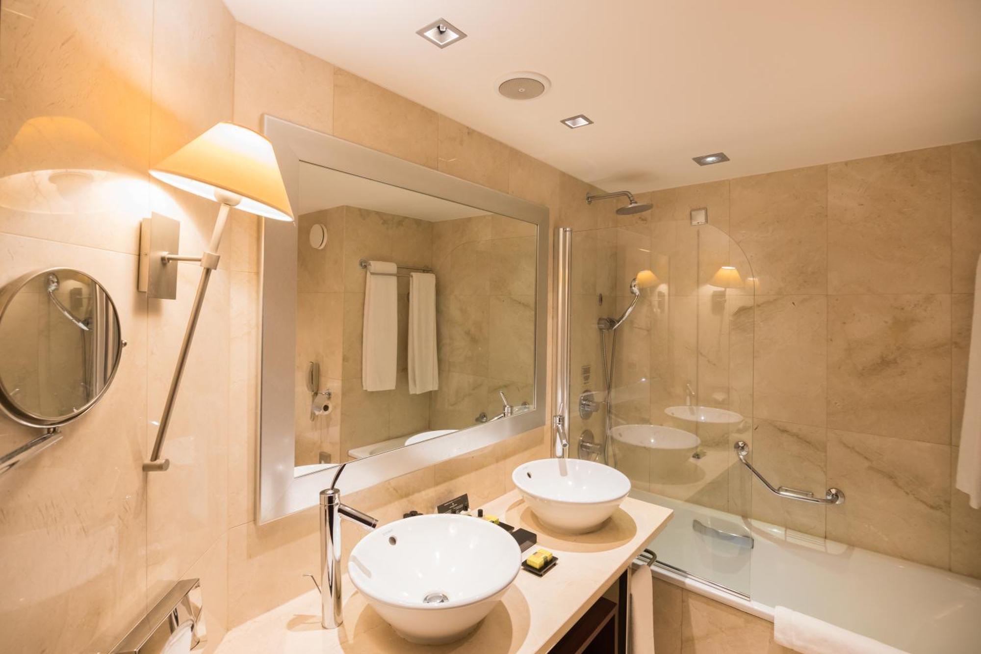 Classic Zimmer mit Queensize-Bett oder 2 Einzelbetten und Stadtblick