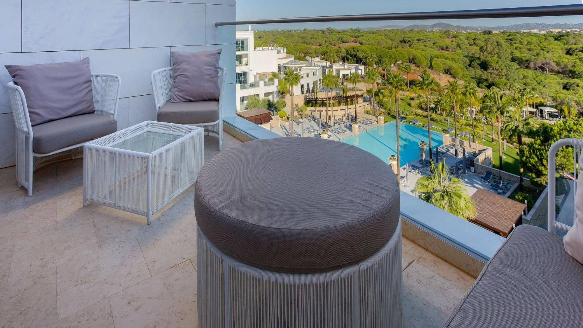 Deluxe Zweibettzimmer mit Poolblick