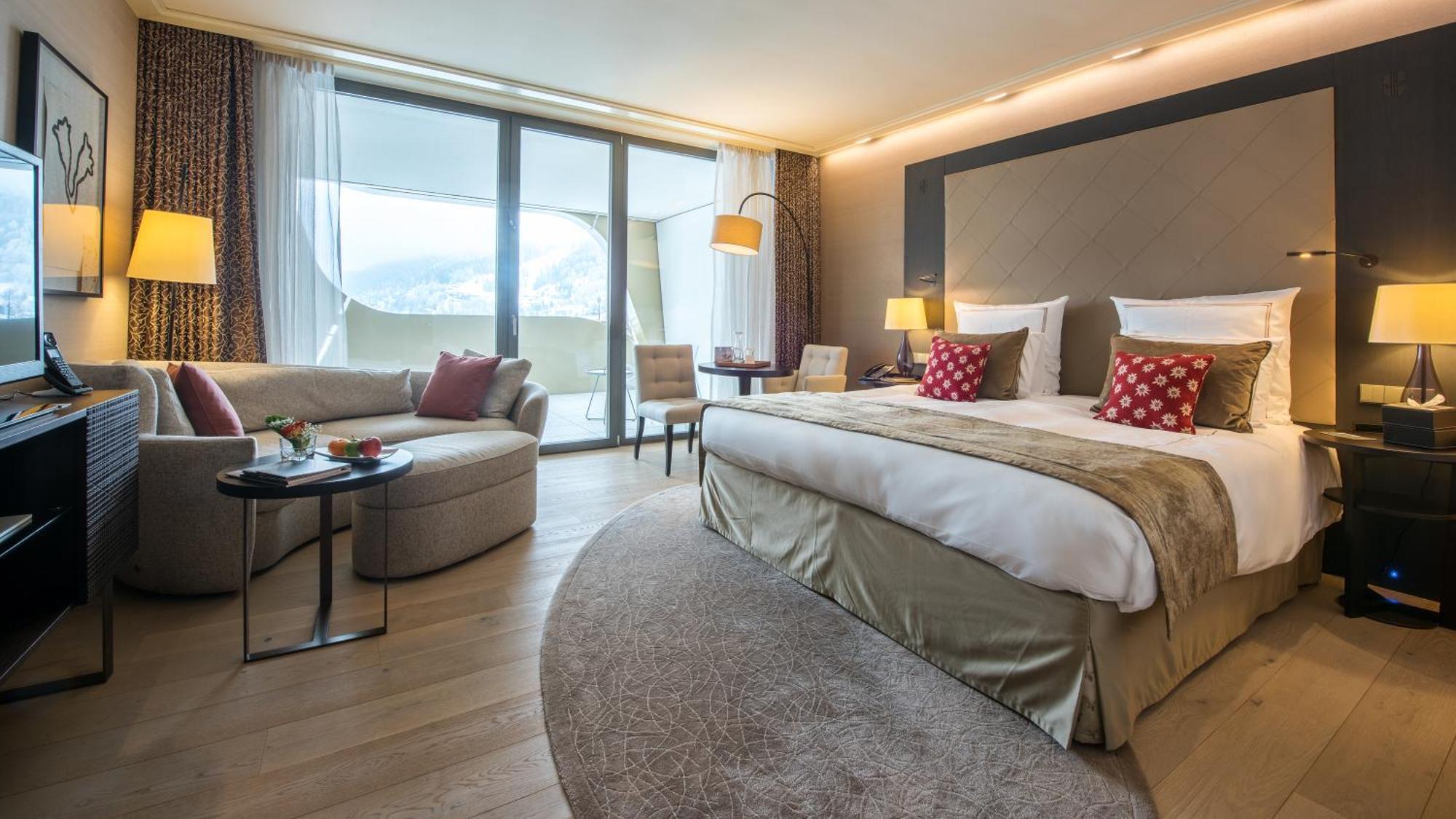 Zimmer mit Kingsize-Bett und Balkon